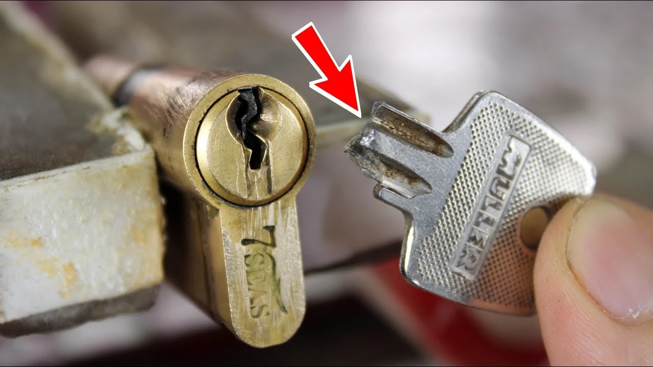 كيفية فتح باب مغلق بدون مفتاح