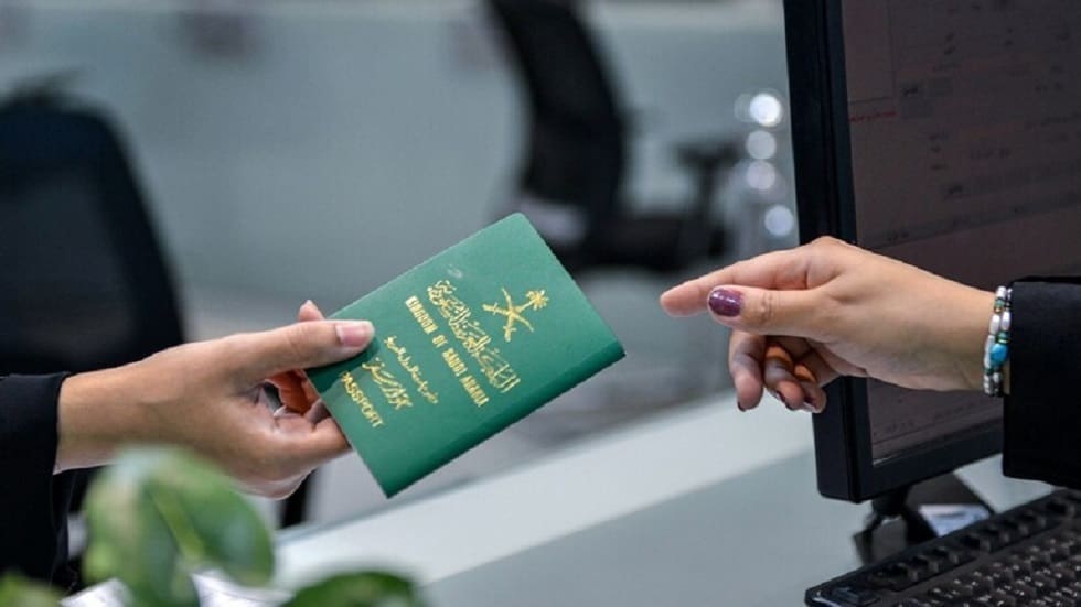 الجوازات توضح: هل توجد رسوم لإصدار جواز السفر للسعوديين؟ وخطوات إصداره إلكترونيًا