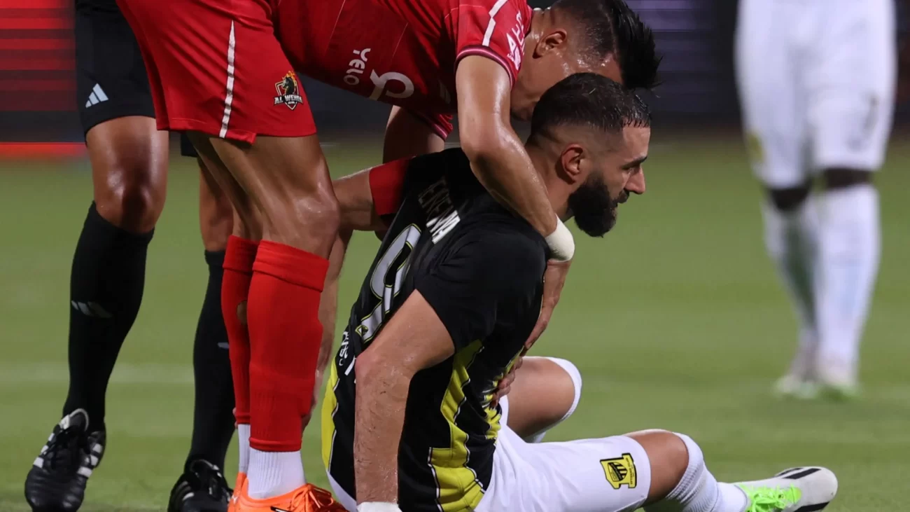 إصابة كريم بنزيما في مباراة الاتحاد والوحدة - مصدر الصورة: موقع جول