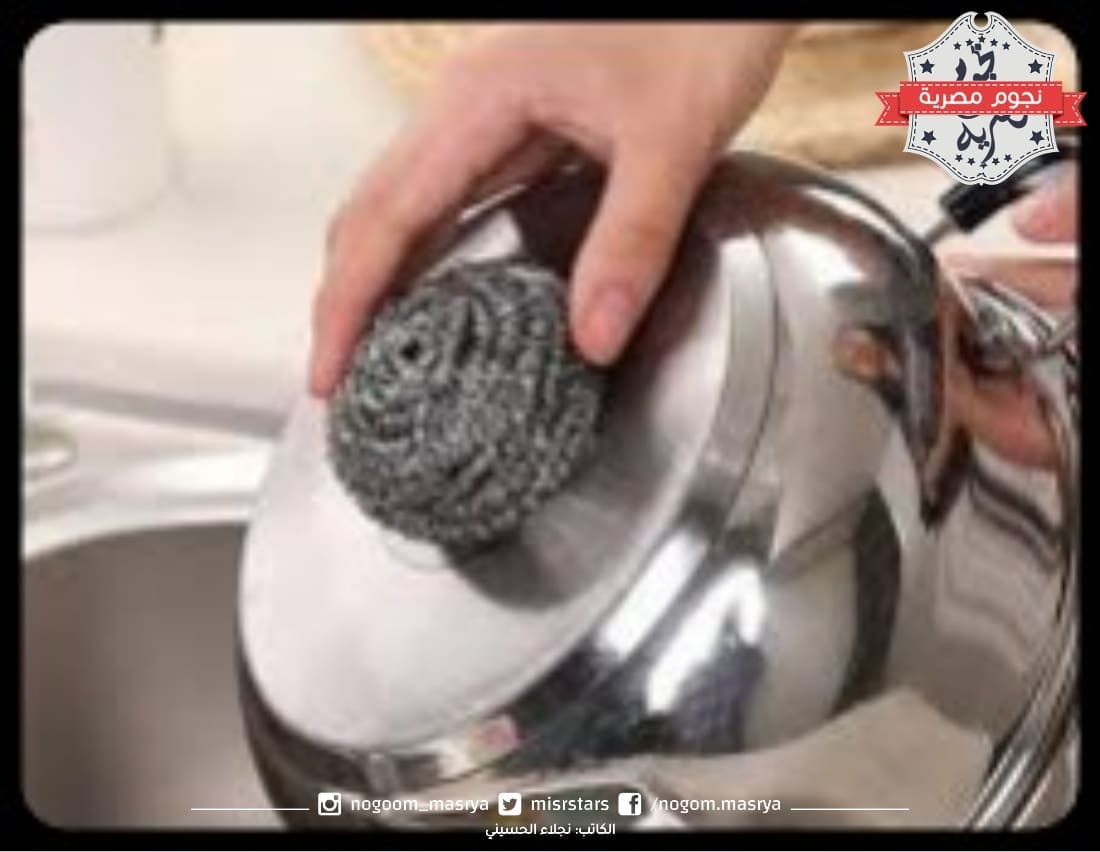 يد امرأة تنظف وعاء الطهي بواسطة السلك الصلب _ مصدر الصورة: موقع DHgate