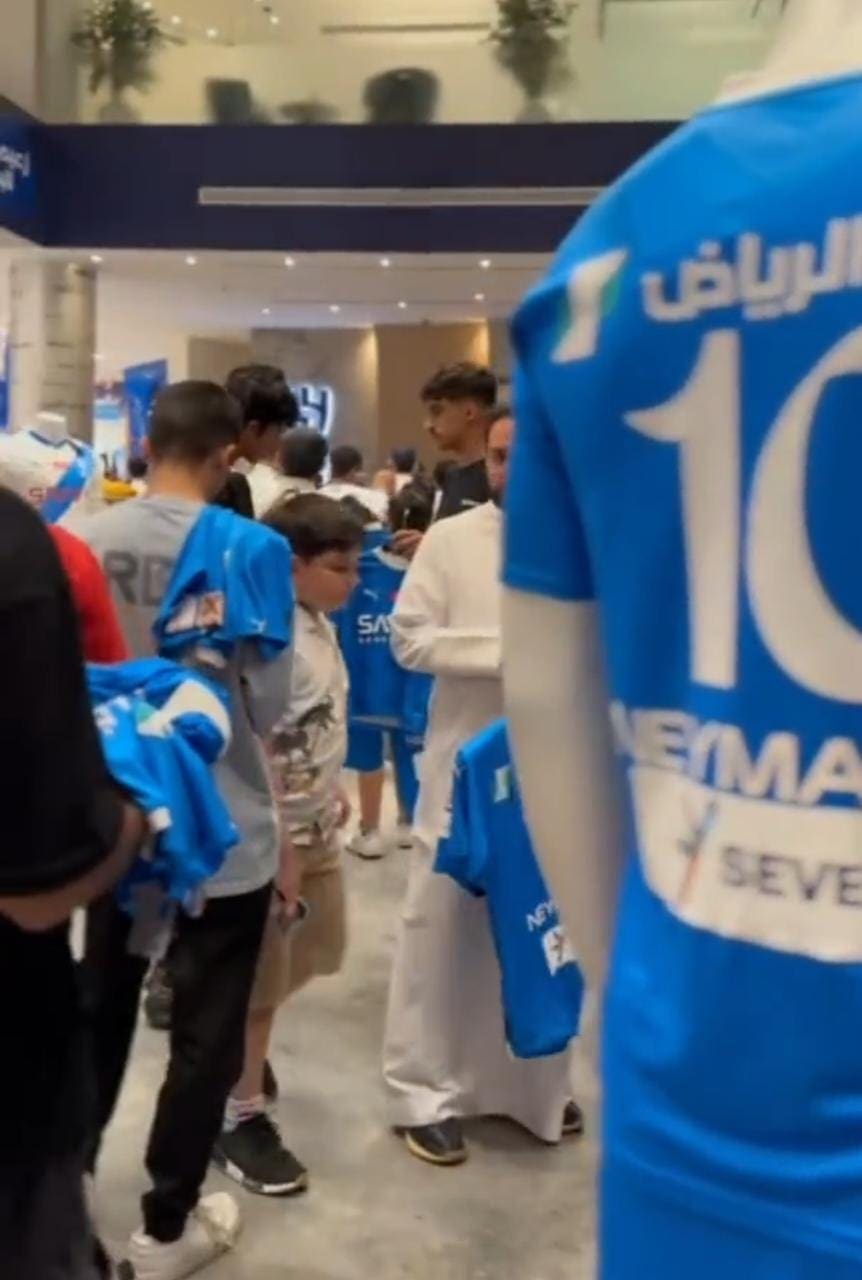 بعد ساعات من إعلان التعاقد مع نيمار مشجعو الهلال يتوافدون على متجر النادي لشراء قميصه