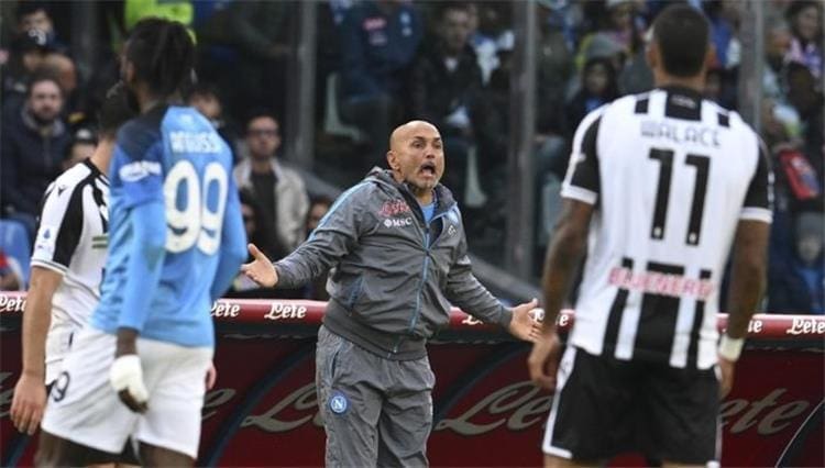 سباليتي يوجه لاعبي نابولي أثناء مباراة فريقه في الدوري الإيطالي _في الجول