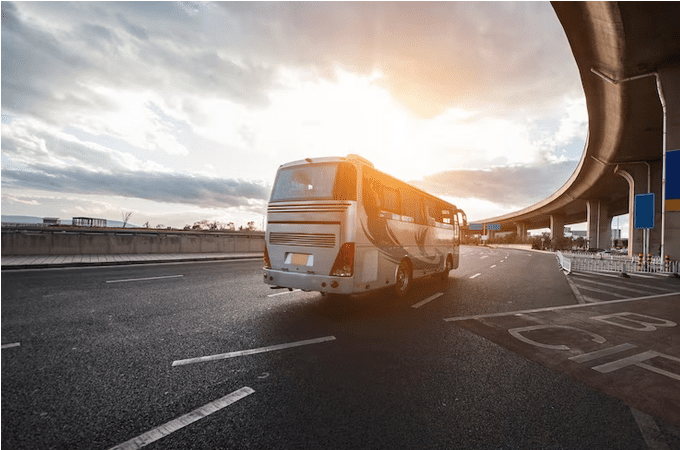 حافلة في طريقها للانتقال من الرياض الي القصيم في رحلة صباحية
