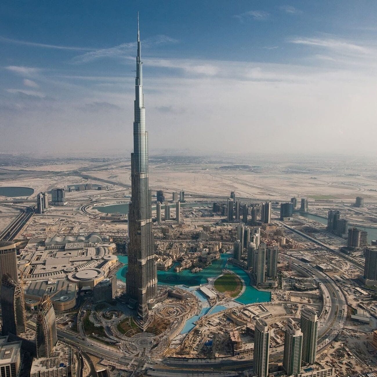 برج خليفة والذي يعد من افضل الأماكن السياحية في دبي