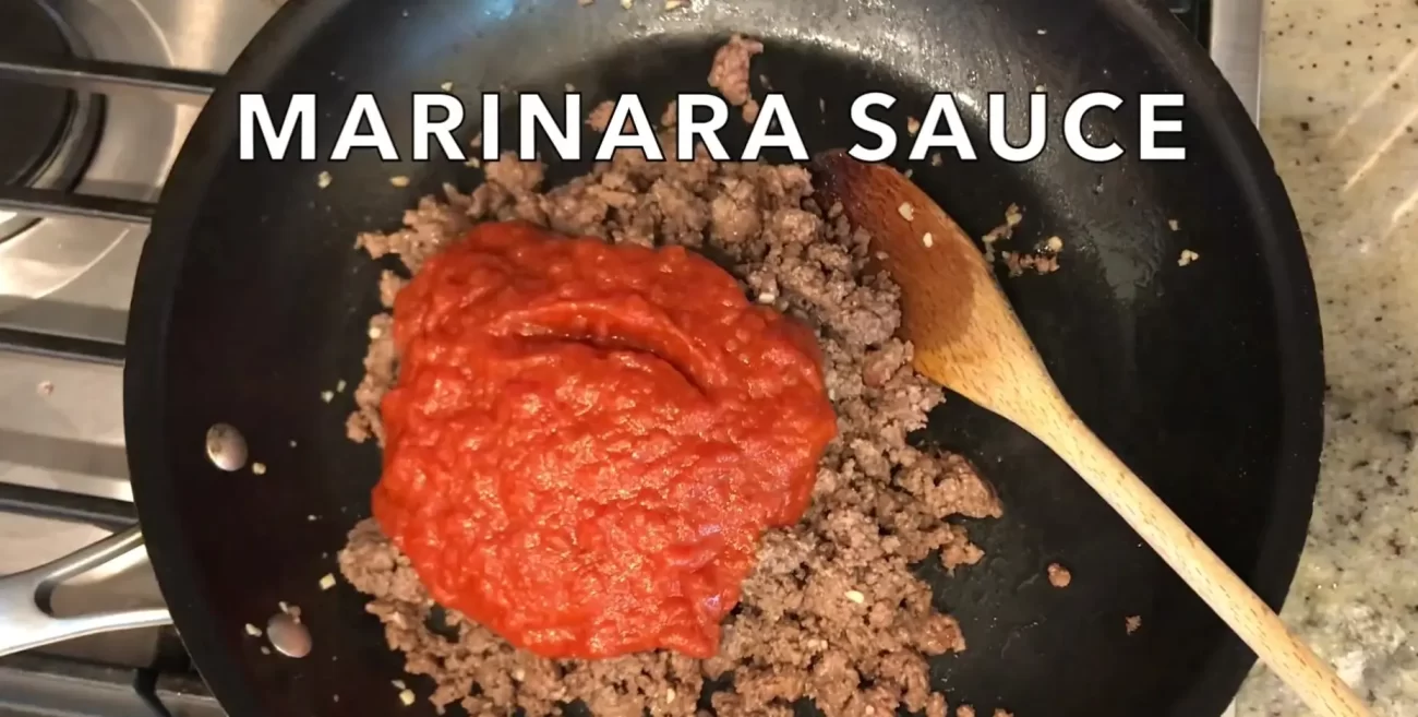 تضاف صلصة الطماطم الطازجة إلى اللحم المفروم