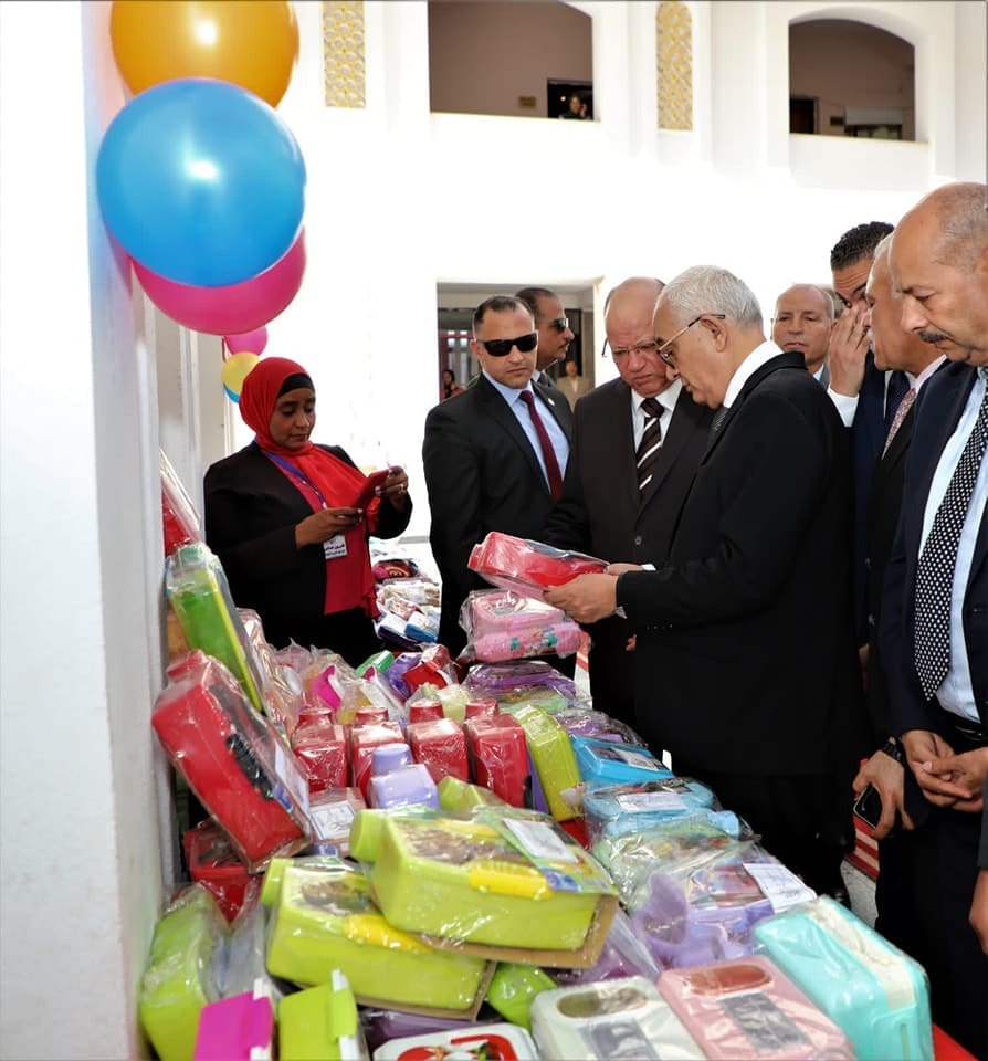 صورة وزير التربية والتعليم أثناء افتتاحه معرض أهلًا مدرستي