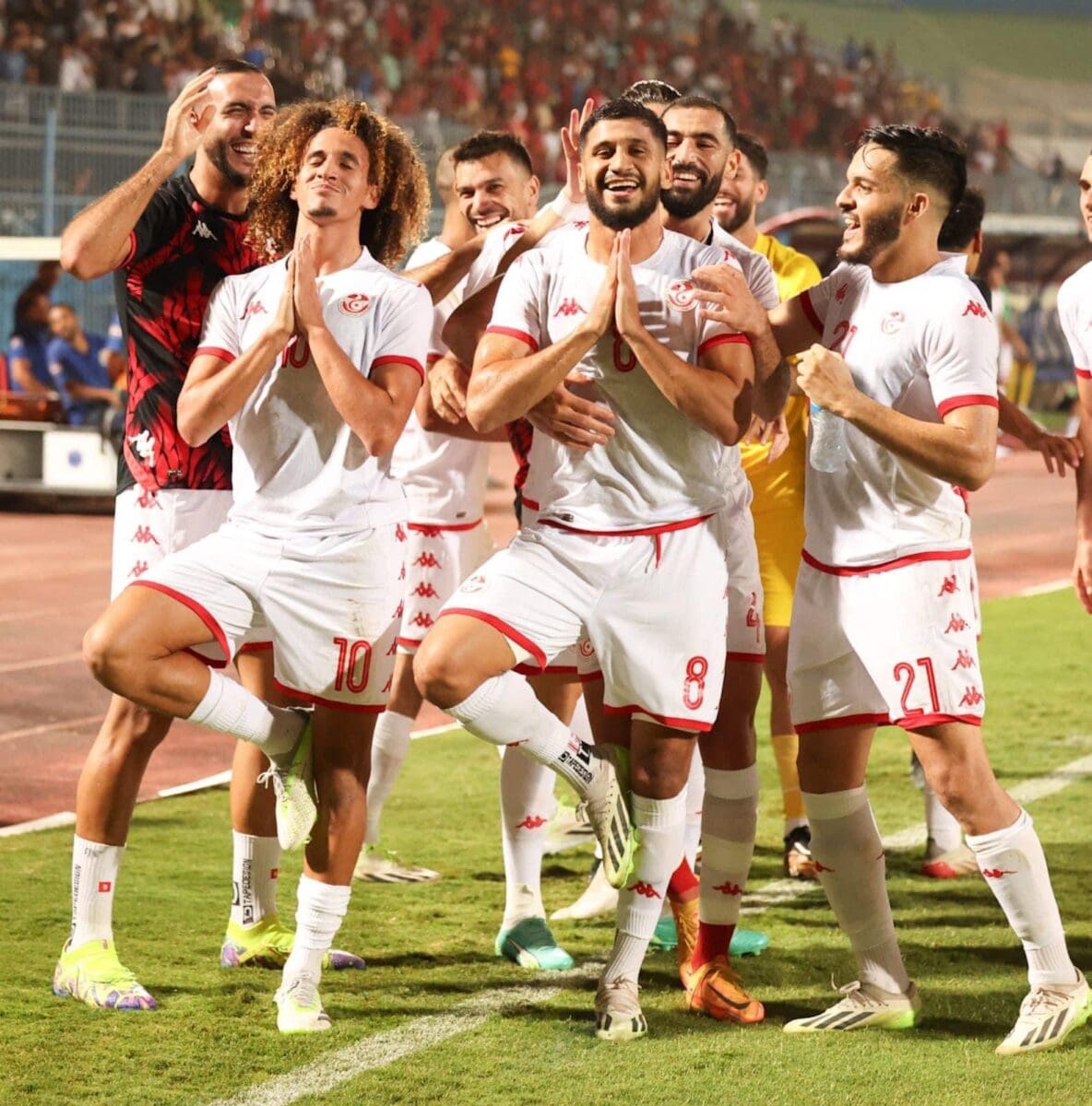 لاعبي منتخب تونس يحتفلون على طريقة "صلاح" الشهيرة عقب تسجيل الهدف الثالث أمام الفراعنة - مصدر الصورة: melkaaoud@ (X)