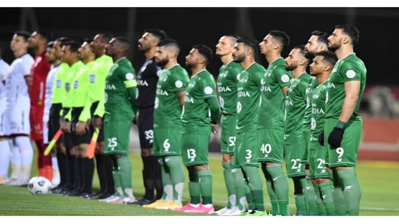 صورة للاعبي فريق الأهلي السعودي بالزي الأخضر _ مصدر الصورة: موقع سبورت 360