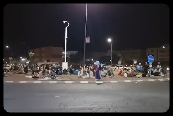 صورة سكان المنطقة التي تعرضت للزلزال في دولة المغرب يجلسون في الشوارع _ مصدر الصورة: موقع CNN العربية 