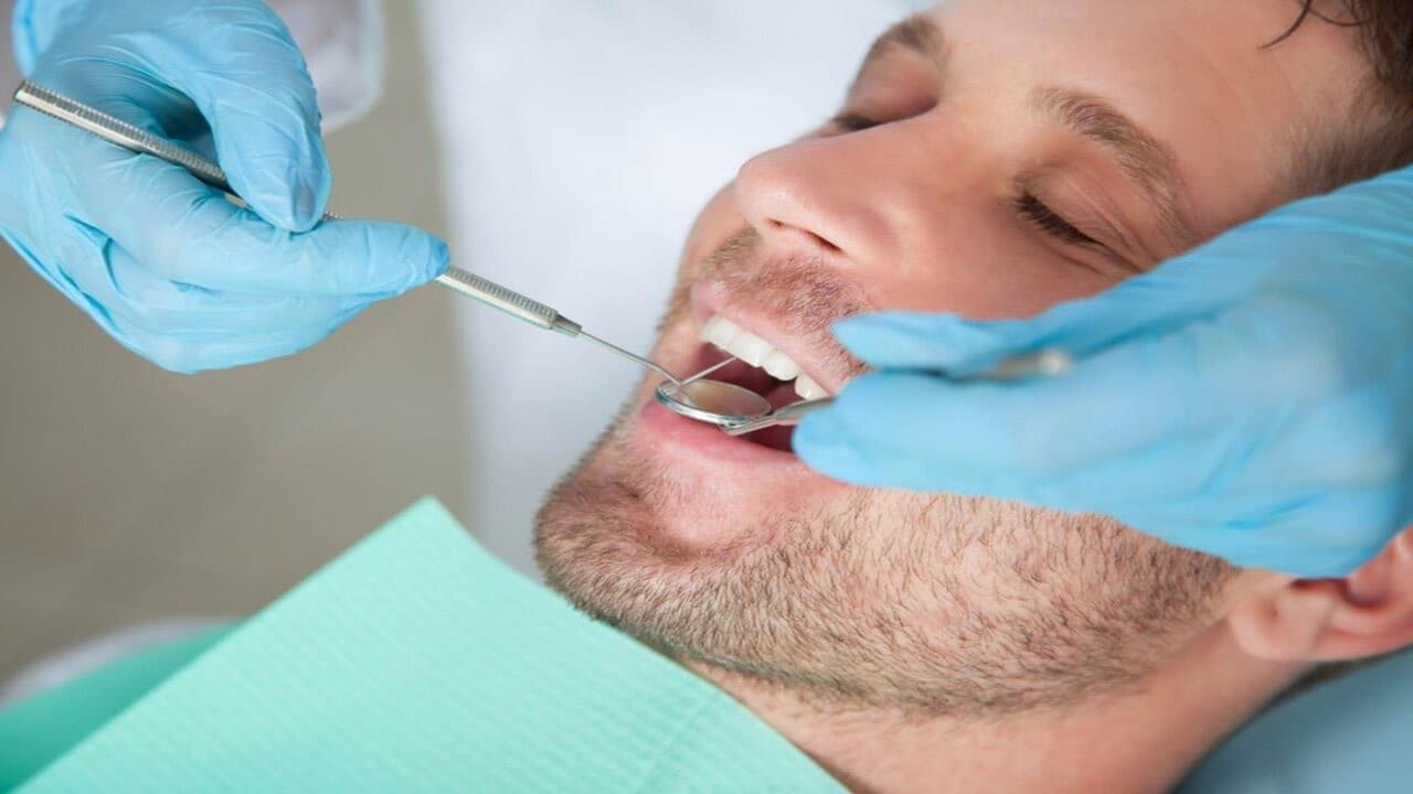 صورة لطبيب الأسنان أثناء فحص المريض