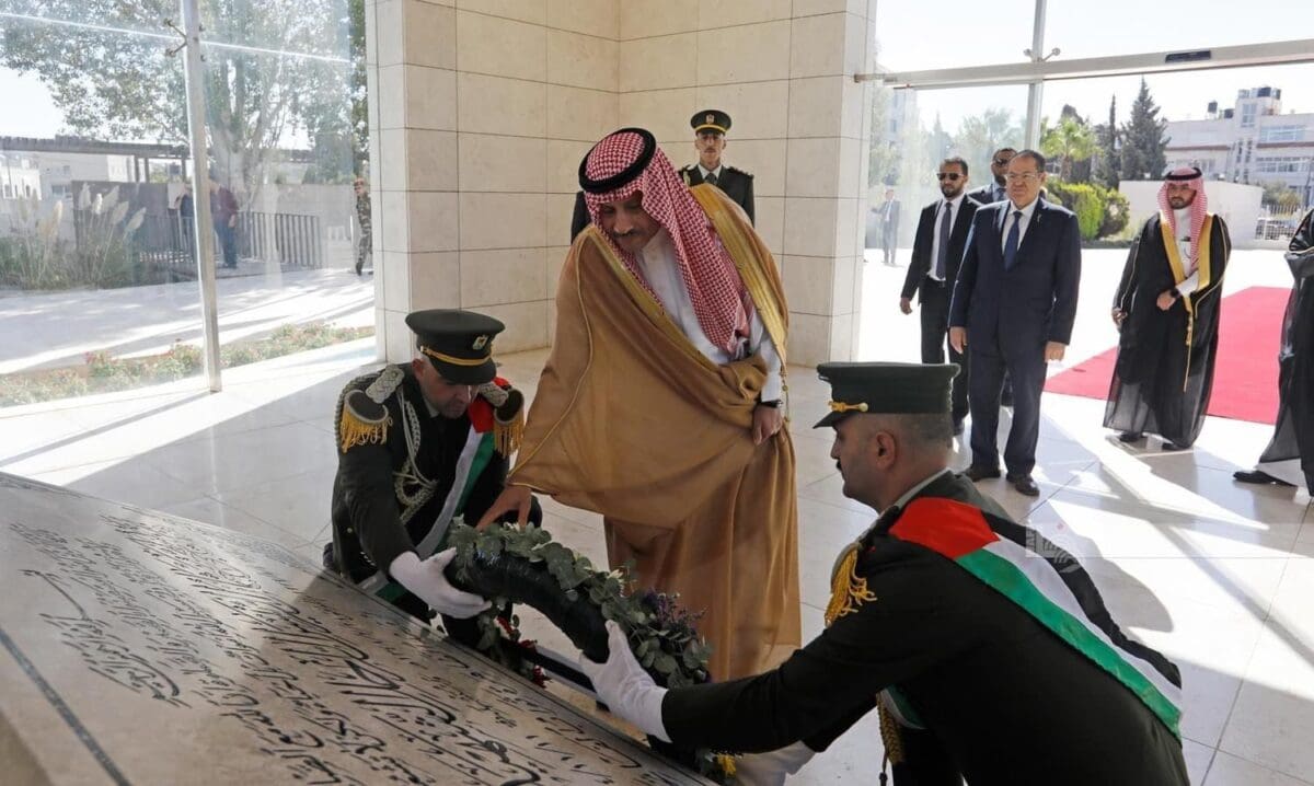 سفير السعودية لدى فلسطين يزور ضريح عرفات