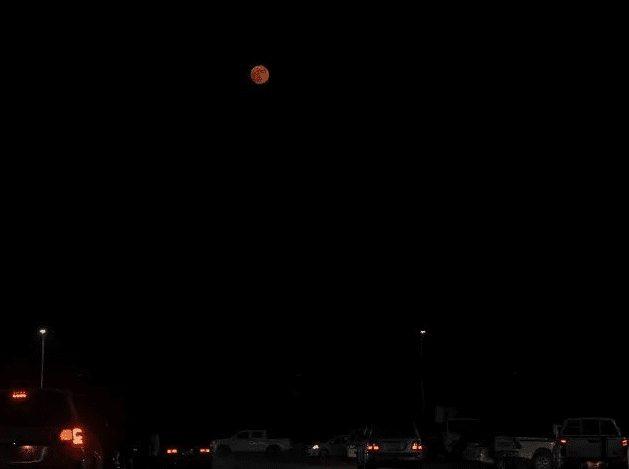 القمر العملاق يزين سماء العاصمة السعودية الرياض