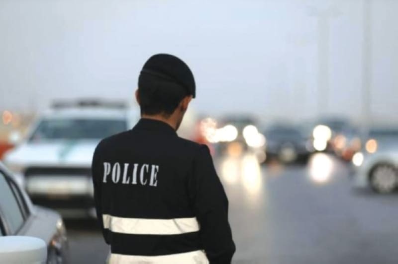 رجل شرطة سعودي يقف على الطريق