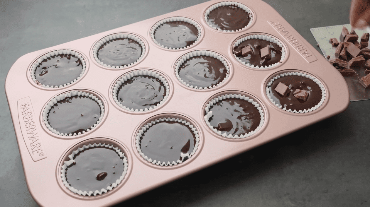 خطوة بخطوة.. كيفية تحضير كب كيك الشوكولاتة بطريقة سهلة وسريعة
