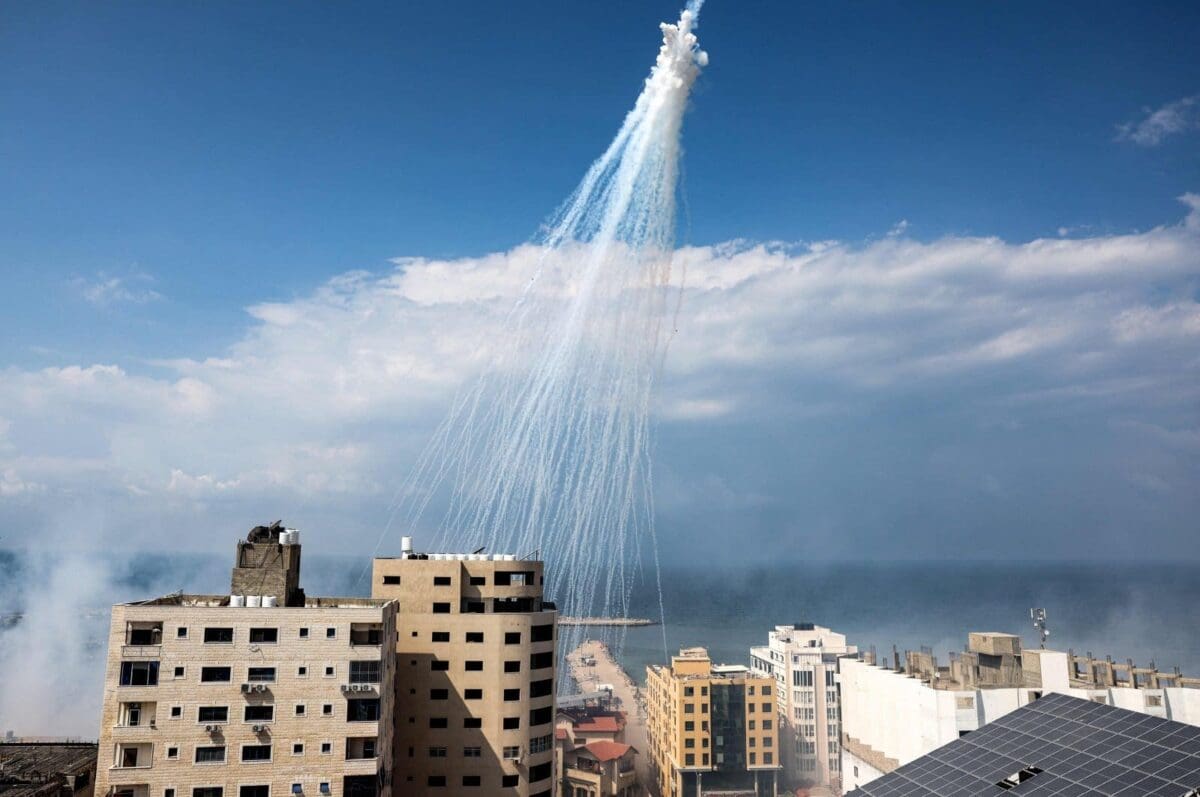 صورة ملتقطة لإشتعال مادة الفسفور الأبيض بسماء قطاع غزة _ المصدر: dailysabah