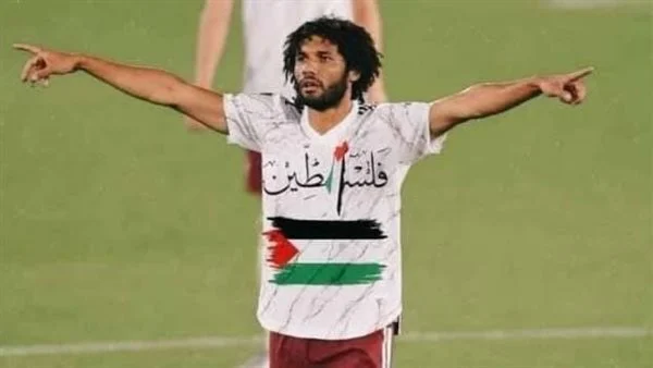 محمد النني يرتدي تسشرت لدعم فلسطين 