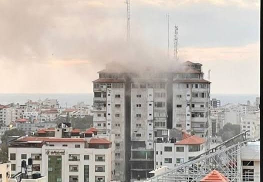 لحظة تدمير برج فلسطين بوسط مدينة غزة الفلسطينية _ المصدر: مصدر الإخبارية
