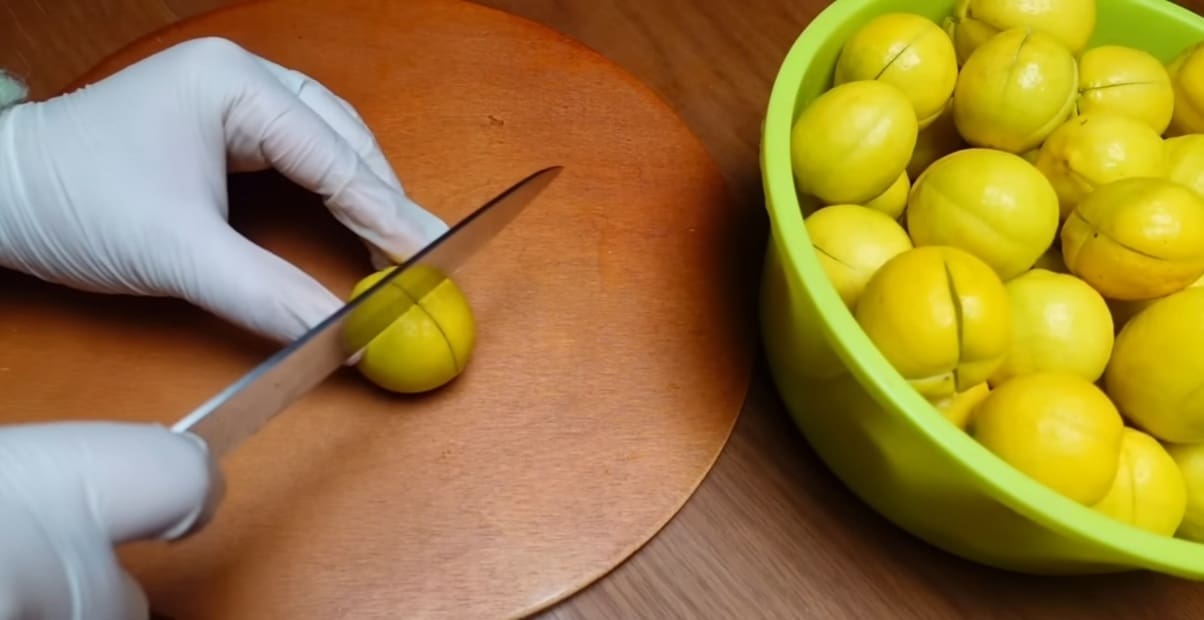 يقطع الليمون 
