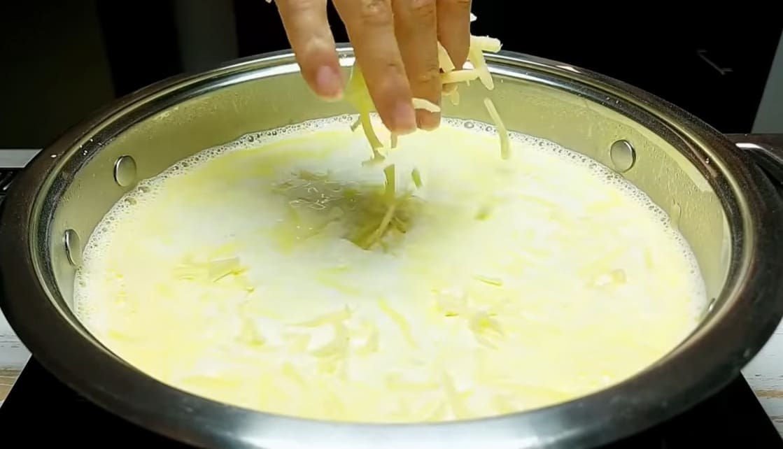 تضاف الجبنة الشيدر 