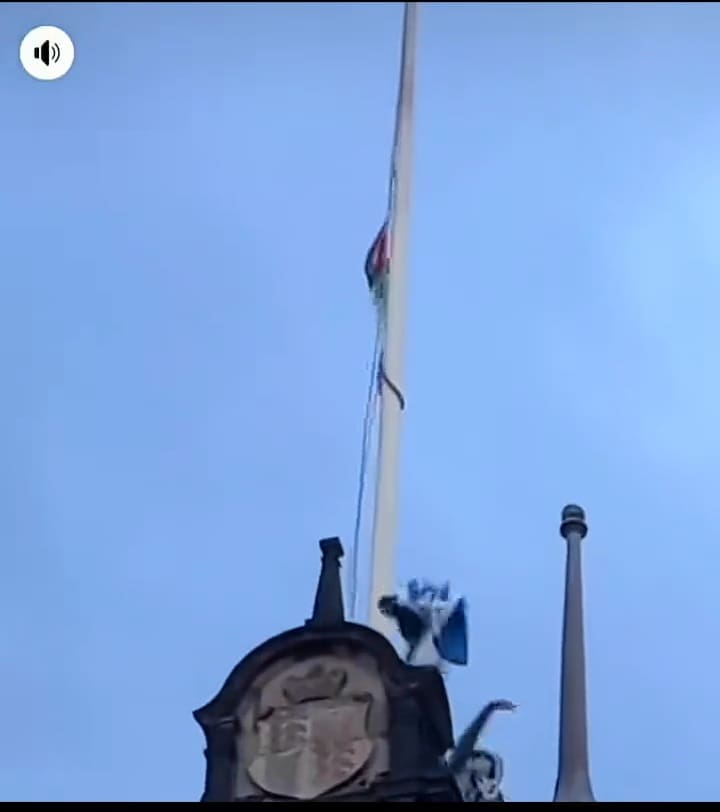 فلسطيني يلقي علم اسرائيل