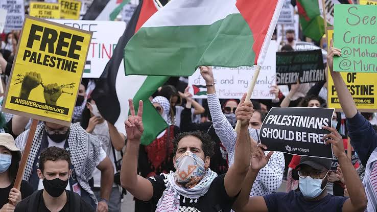 صورة لتظاهرة تضامنية مع الفلسطينيين بفرنسا _ المصدر: الأسبوع
