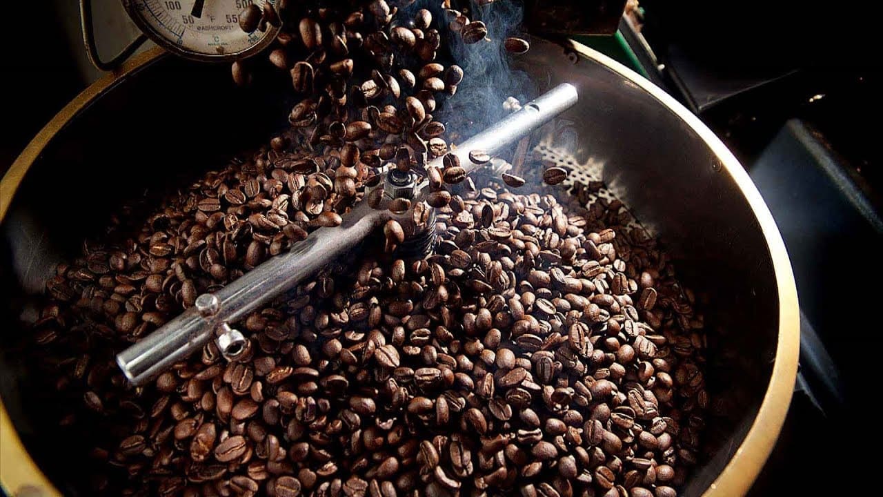 عملية تحميص حبوب القهوة 