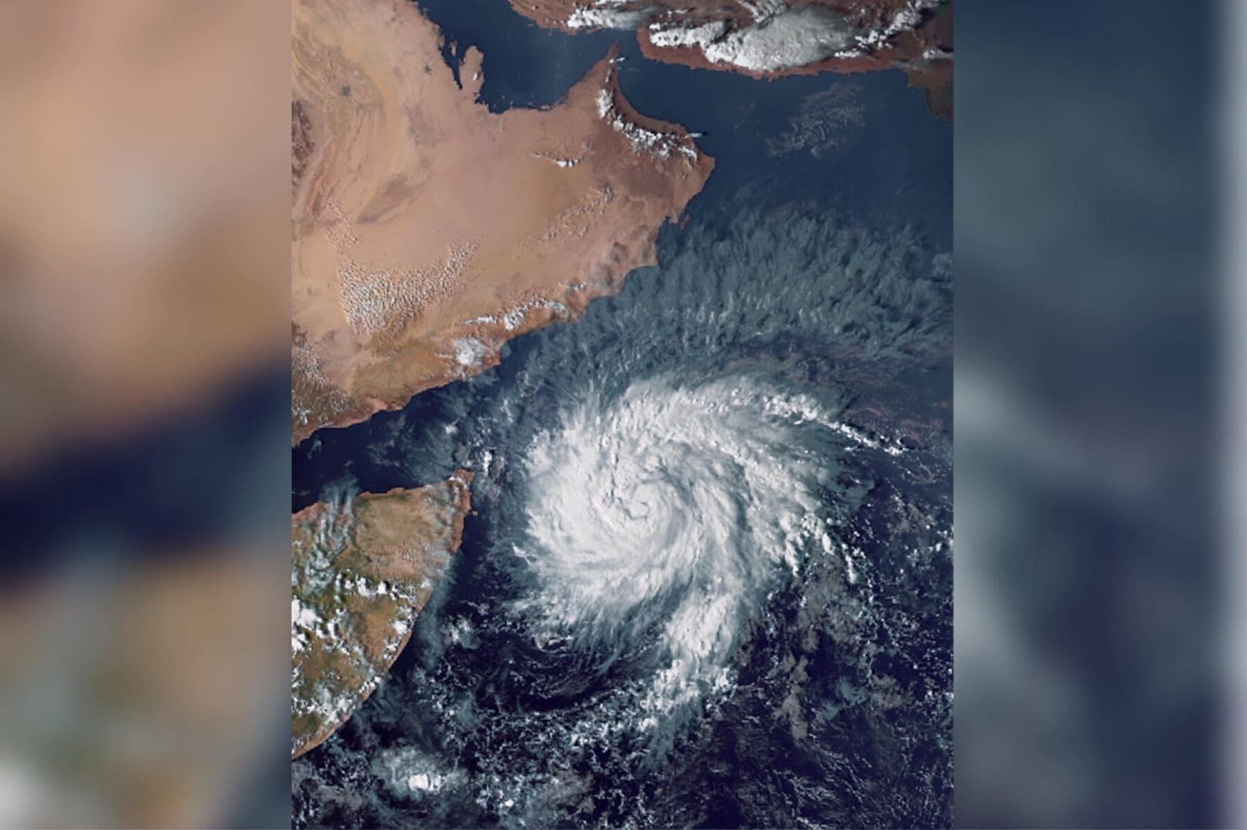 إعصار تيج يهدد سلطنة عمان واليمن