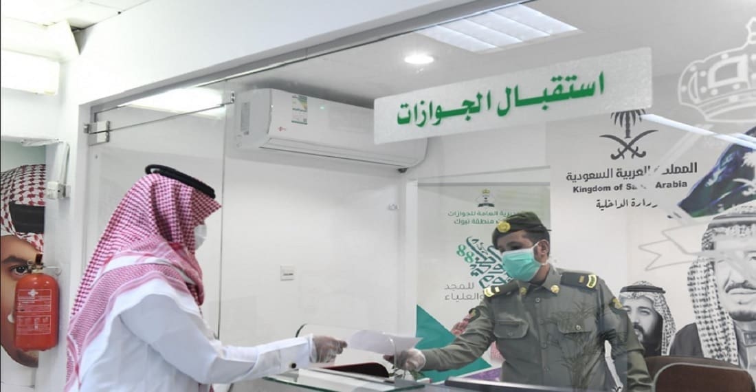 أحد موظفي الجوازات يستقبل مواطن سعودي