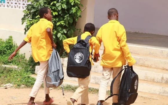 طلاب صوماليون يتلقون حقائب مدرسية من مركز الملك سلمان