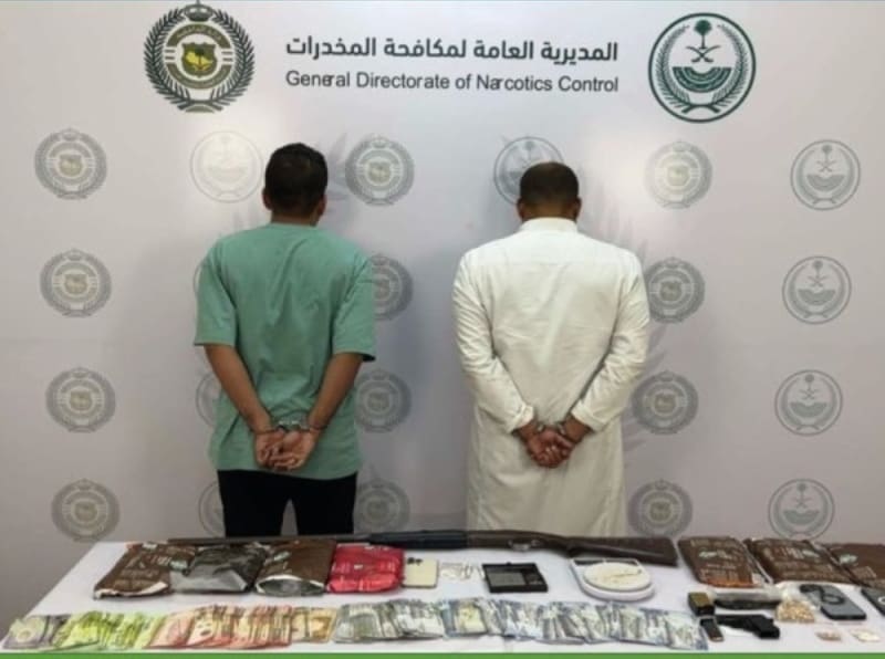 متهمين في قبضة مكافحة المخدرات السعودية