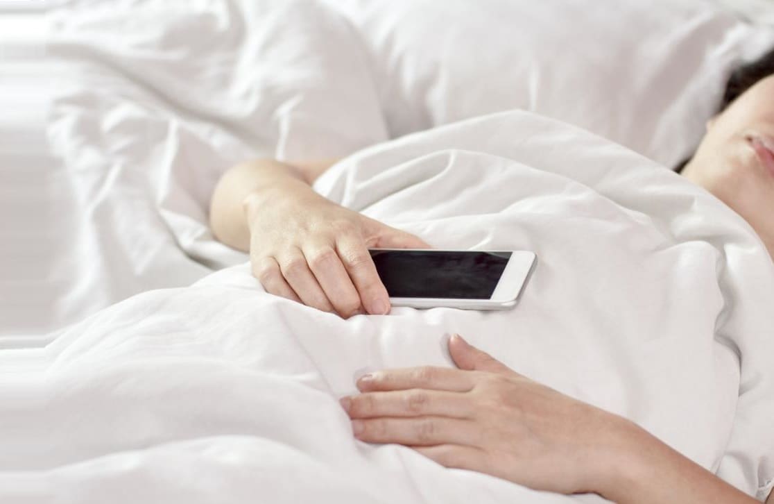 أضرار وضع الهاتف بجانبك أثناء النوم