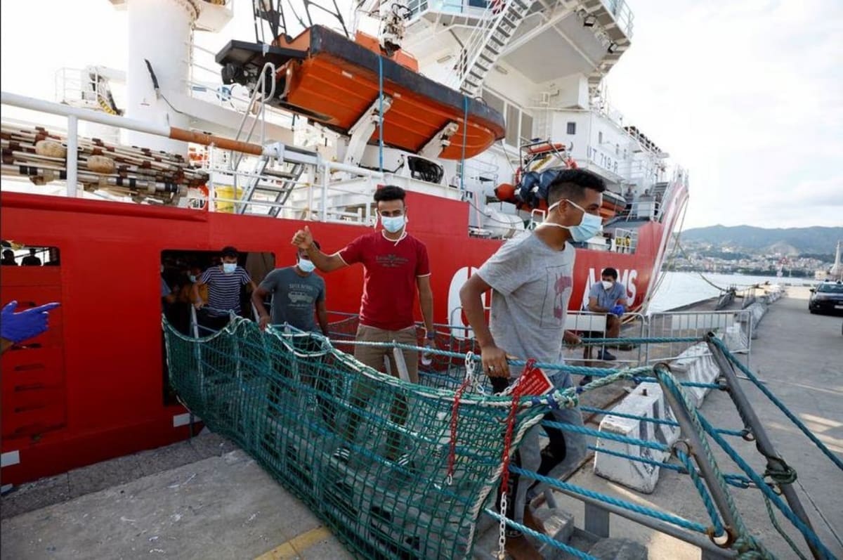 مهاجرون ينزلون من قارب الإنقاذ - مصدر الصورة رويترز