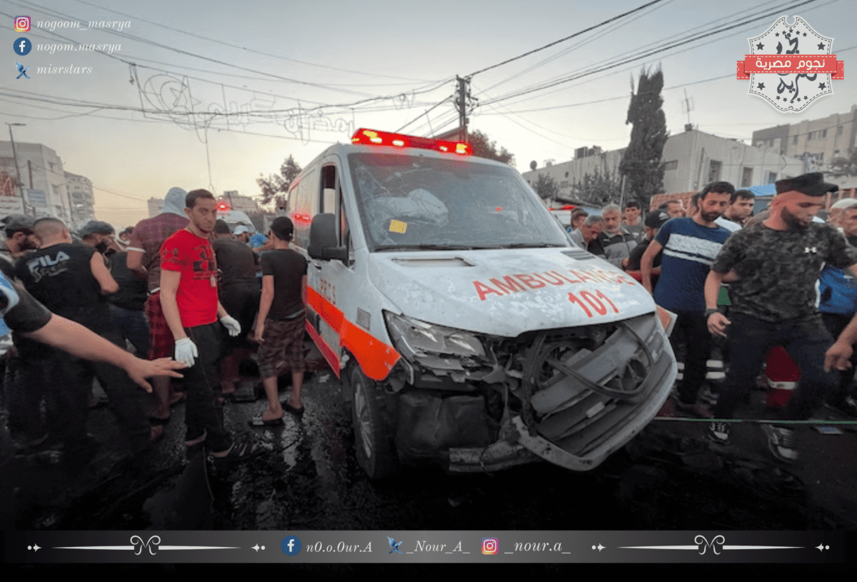 فلسطينيون يتفقدون الأضرار الناتجة عن استهداف قافلة سيارات الإسعاف عند مدخل مستشفى الشفاء في مدينة غزة - مصدر الصورة: موقع: The Washington Post 