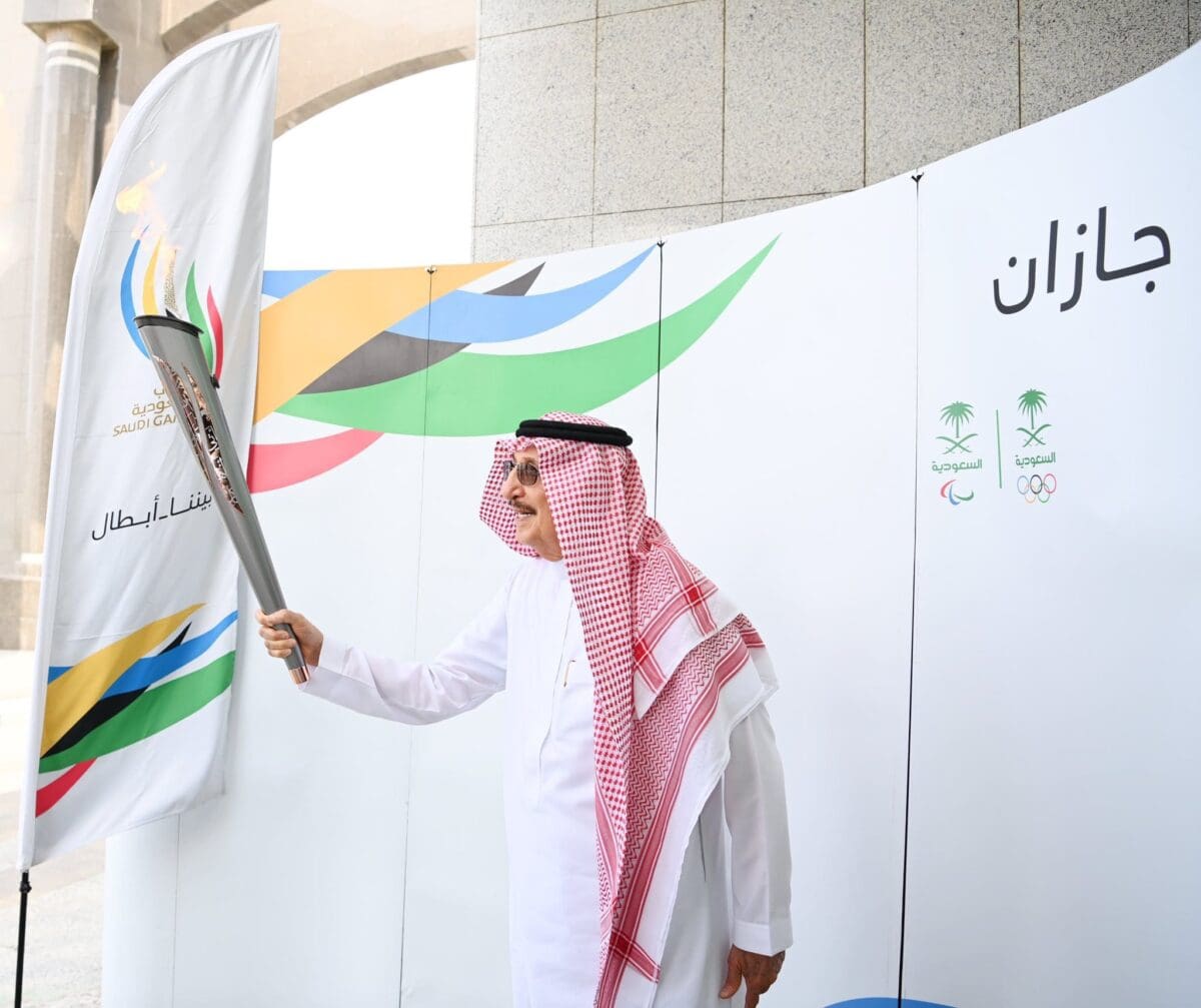 أمير جازان يتسلم شعلة دورة الألعاب السعودية 2023 في مراسم رسمية تعزز ريادة المملكة في الرياضة