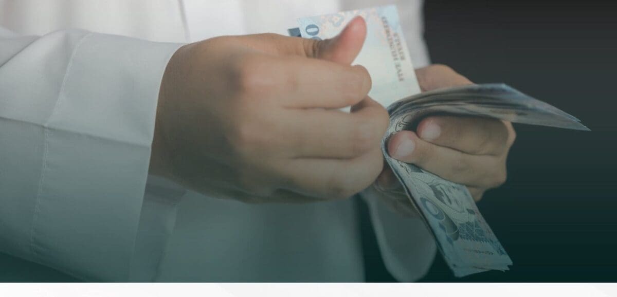 النيابة العامة توضح عقوبة من يمتهن العملة الوطنية السعودية