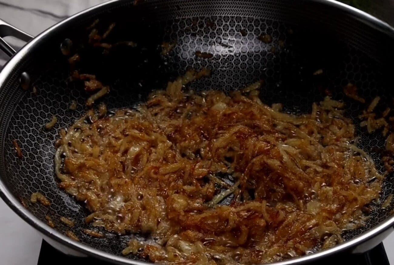اطهي البصل حتى يصبح ذهبيًا اللون، ثم ارفعي ثلث كمية البصل المكرمل واتركيه جانبًا.