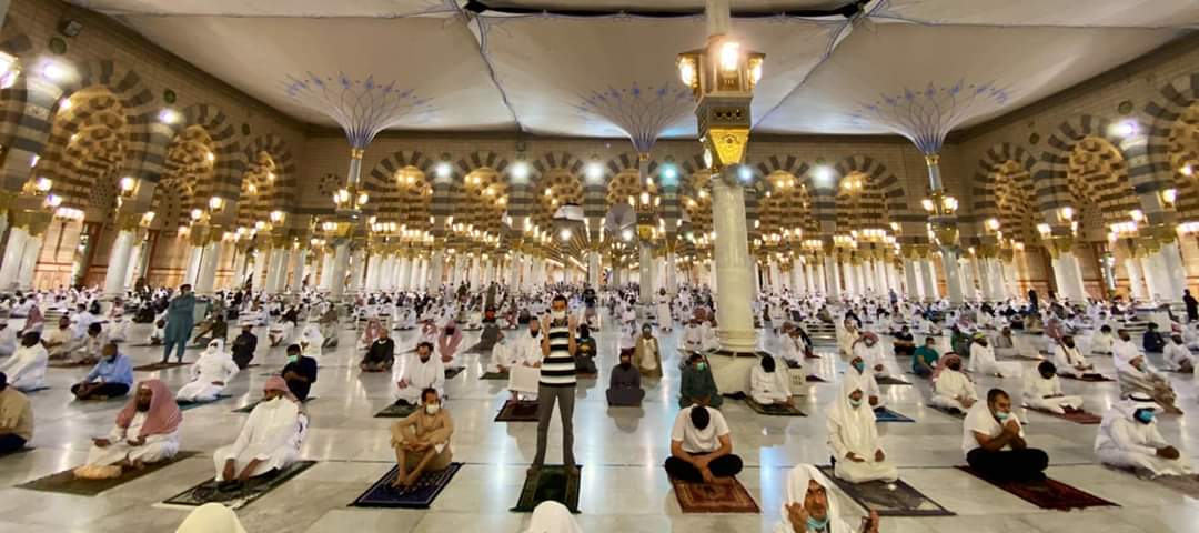 المصلين في المسجد النبوي الشريف
