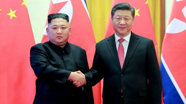 الرئيس الصيني بجانب زعيم كوريا الشمالية "كيم جونج أون" _ المصدر: BBC