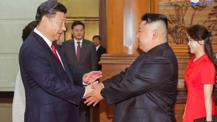 الرئيس الصيني بجانب زعيم كوريا الشمالية "كيم جونج أون" _ المصدر: العربية 
