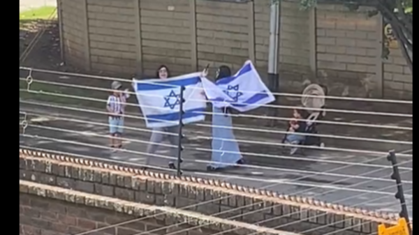 استفزهما علم فلسطين.. رد فعل صادم من سيدتان تحت شرفة منزل فلسطينية بجنوب أفريقيا