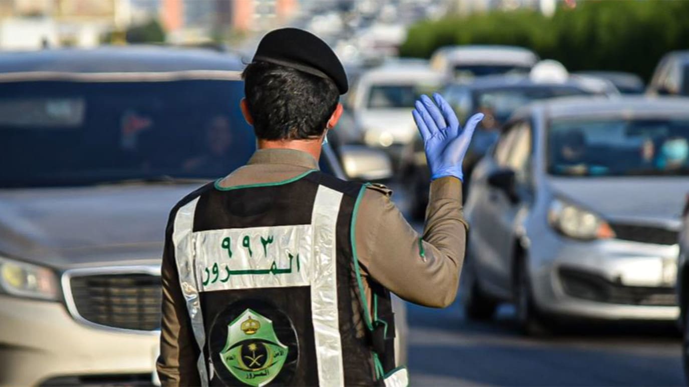 المرور السعودي يحذر قائدي المركبات من مخالفة قطع الإشارة في هذه الحالة