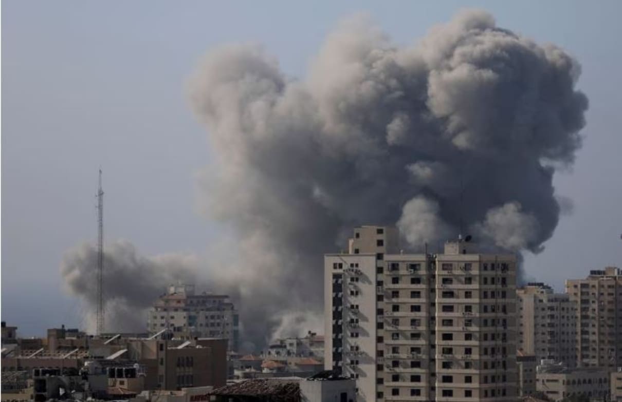 دخان يتصاعد بعد الغارات الإسرائيلي في غزة 6 اكتوبر 2023 - المصدر رويترز