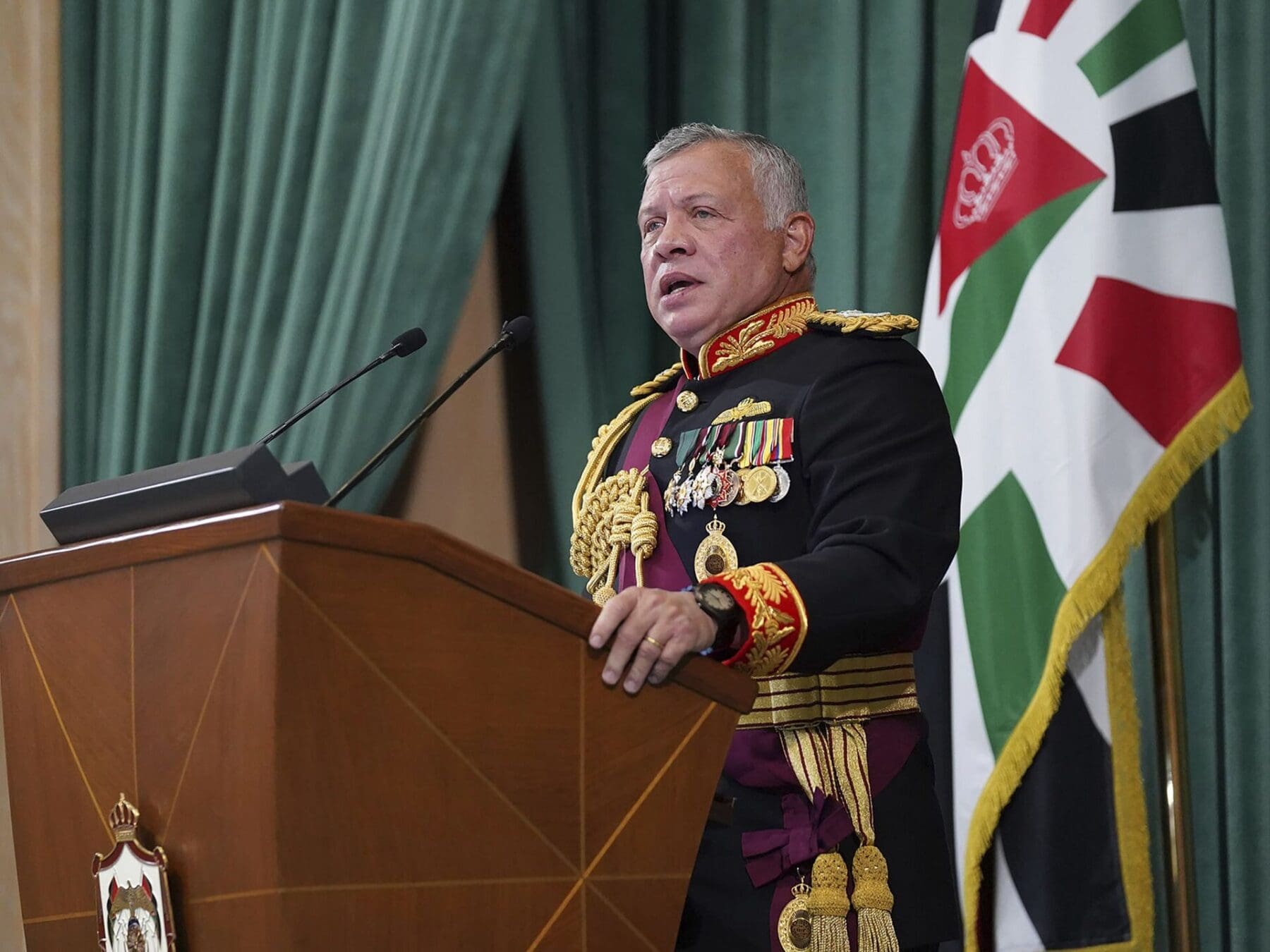 عاجل| ملك الأردن يُعلن عن تمكن نشامى سلاح الجو من إنزال مساعدات جوًا لأهالي غزة