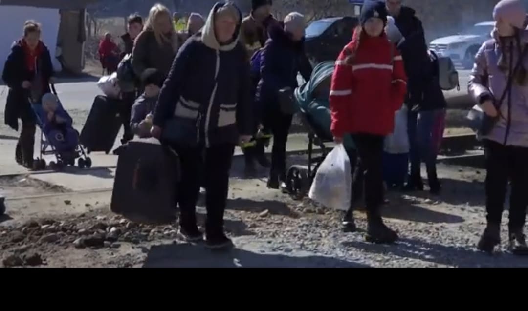 اللاجئين الأوكرانيين يتوافدون إلى الحدود البولندية