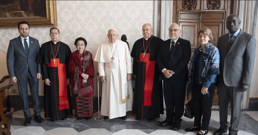 البابا فرنسيس مع اعضاء لجنة تحكيم جائزة زايد للأخوة الإنسانية 2024