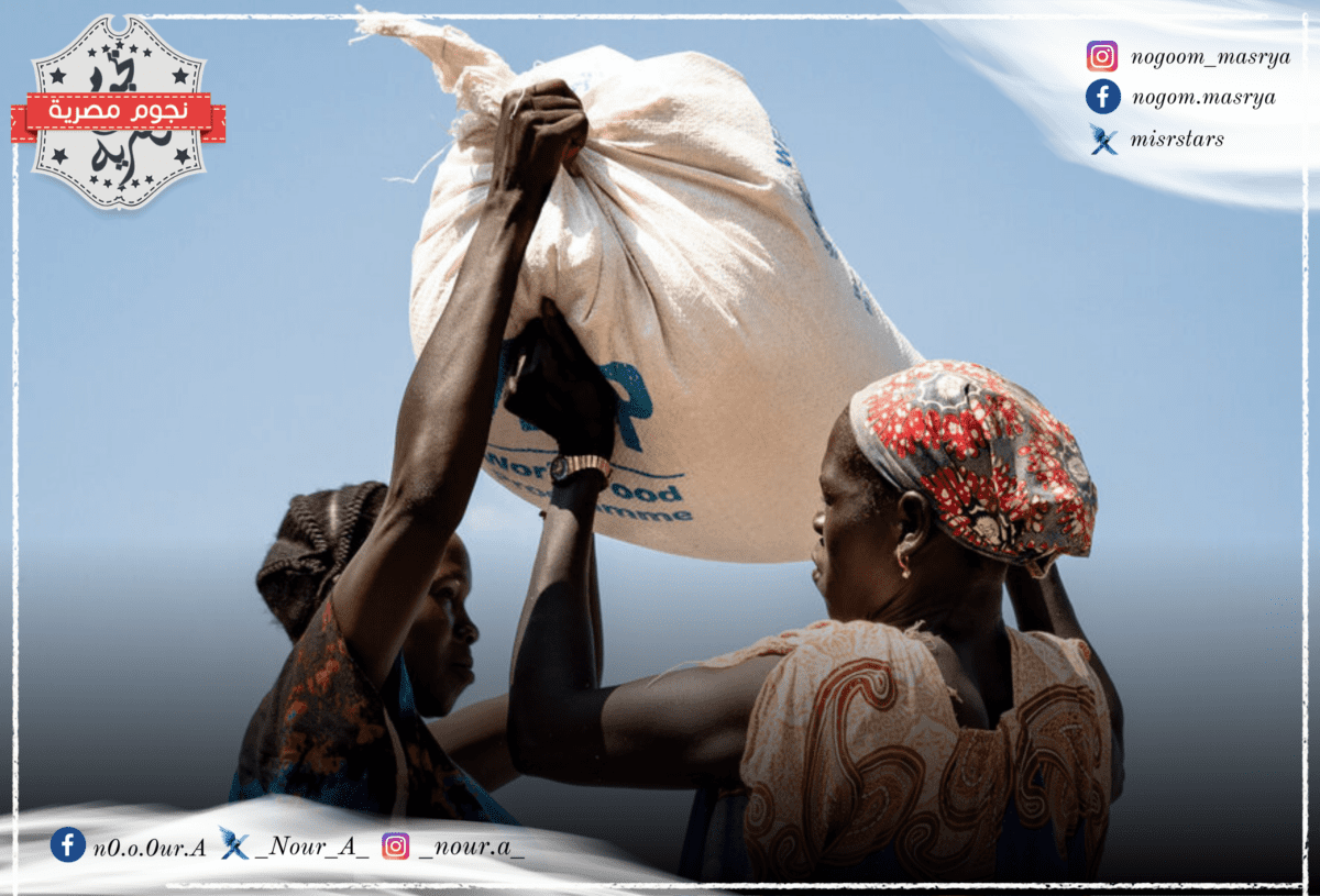 مواطنتان من السودان يحملون المساعدات الغذائية الخاصة ببرنامج الأغذية العالمي - مصدر الصورة: موقع World Food Programme