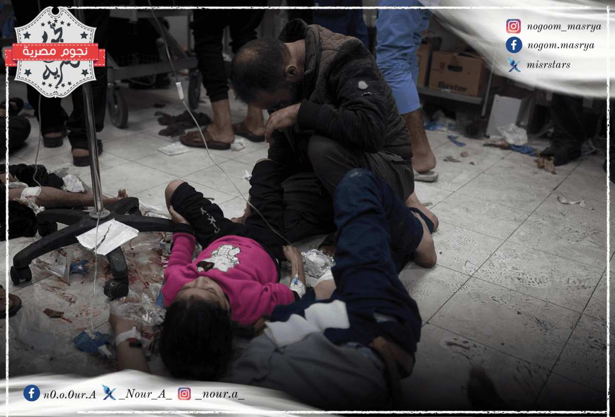 رجل فلسطيني بجوار ابنته المُلقاه على الأرض في مستشفى ناصر بعد إصابتها من الهجمات الإسرائيلية - مصدر الصورة: موقع Agencia EFE