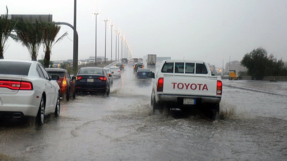 المرور يحذر المركبات من الأمطار 