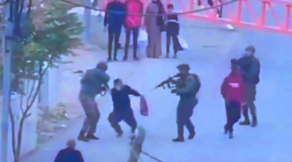 مقطع فيديو يُظهر اطلاق جندي اسرائيلي النار على معاق فلسطيني