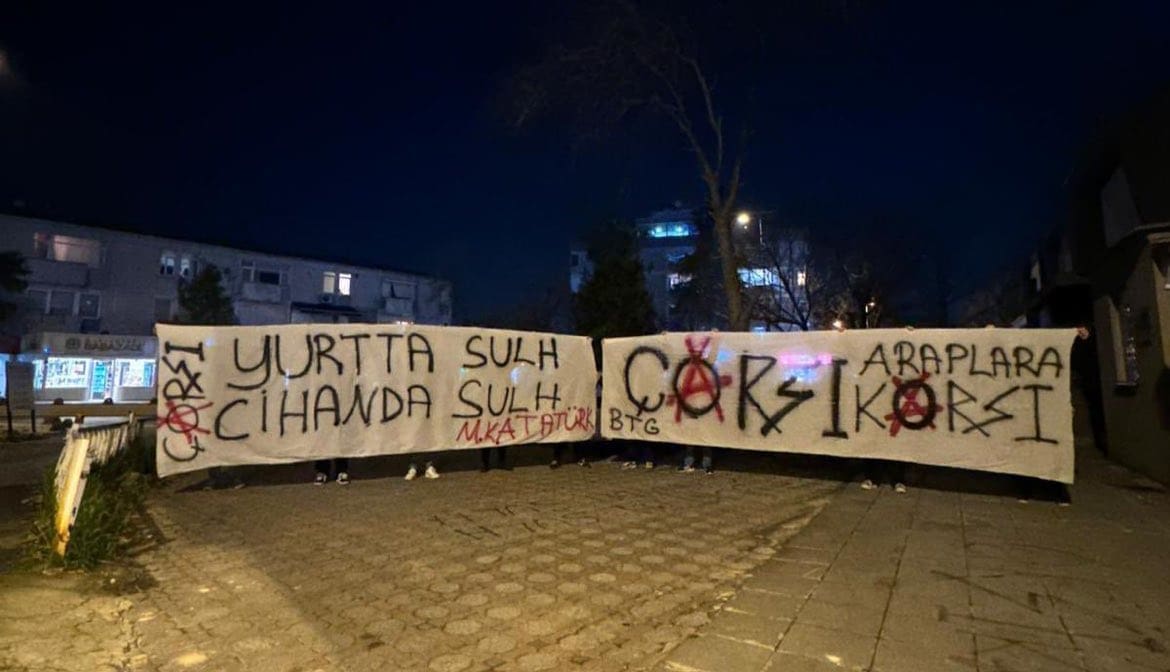 لافتات أمام قنصلية السعودية في تركيا